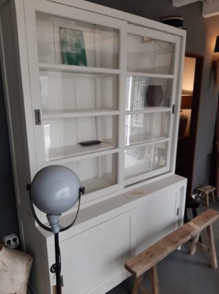 Oude schoolkast met schuifdeuren